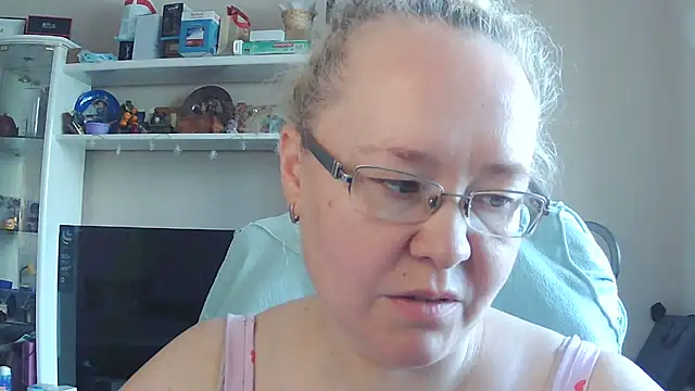 Snapshot of Viola27 chatting on July 6, 2026, 8:43 am Viola27 online show from July 6, 2026, 8:43 am