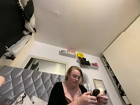 Violetsinxx online show from June 25, 2026, 9:09 pm