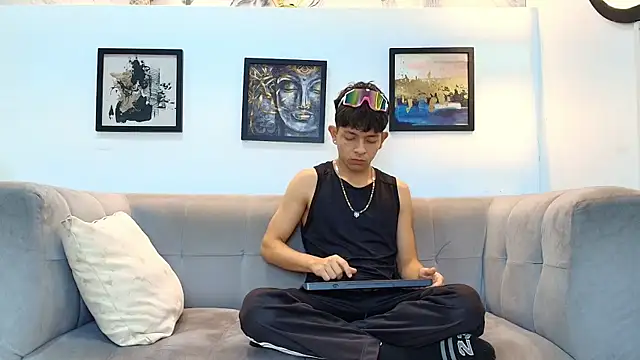 BLACK AND WHITET online show from June 10, 2026, 1:40 am