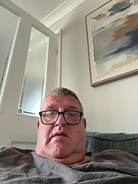 Snapshot of Stueeeey31 chatting on August 3, 2026, 7:49 am Stueeeey31 online show from August 3, 2026, 7:49 am