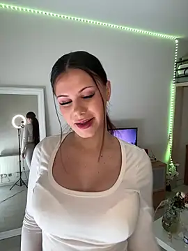 elenalovee online show from June 13, 2026, 1:09 pm