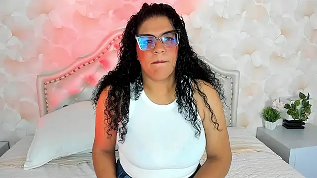 Elizabeth Woodsl online show from June 15, 2026, 3:40 am