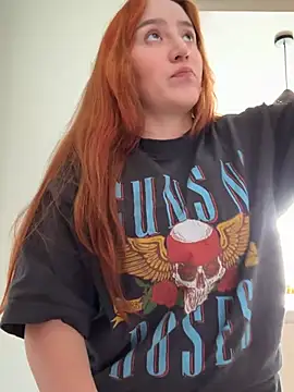 Snapshot of HeyLizaBeth chatting on June 15, 2026, 1:33 pm HeyLizaBeth online show from June 15, 2026, 1:33 pm