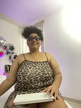 Snapshot of SunniieeFrequency chatting on June 15, 2026, 7:13 pm SunniieeFrequency online show from June 15, 2026, 7:13 pm