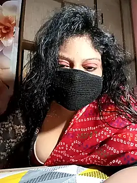 Snapshot of KareenaChopra chatting on June 15, 2026, 8:14 am KareenaChopra online show from June 15, 2026, 8:14 am