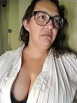 Snapshot of _Saraqueen-- chatting on June 25, 2026, 5:12 am Saraqueen-- online show from June 25, 2026, 5:12 am