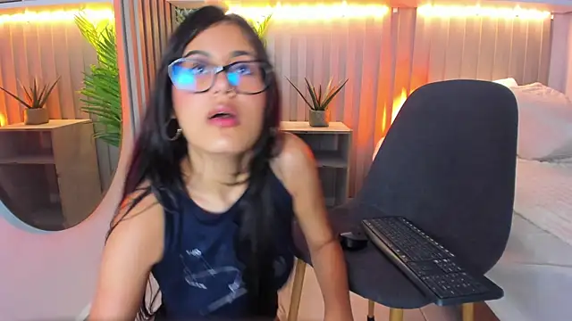 Snapshot of jazminmoree chatting on August 7, 2026, 8:04 pm jazminmoree online show from August 7, 2026, 8:04 pm