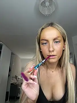Snapshot of sophiemae chatting on July 4, 2026, 4:11 pm sophiemae online show from July 4, 2026, 4:11 pm
