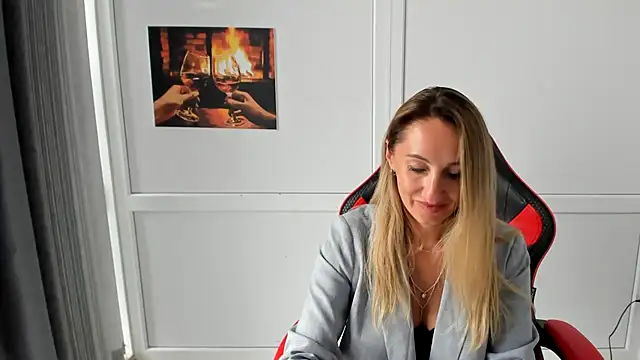 LilyDreamm online show from July 28, 2026, 11:17 am