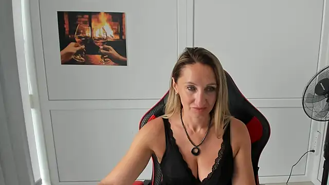 LilyDreamm online show from July 24, 2026, 10:33 am