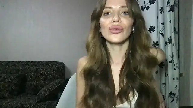 Snapshot of Solenne chatting on July 13, 2026, 10:53 pm Solenne online show from July 13, 2026, 10:53 pm