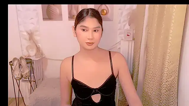 SweetLunaTS online show from June 25, 2026, 1:38 pm