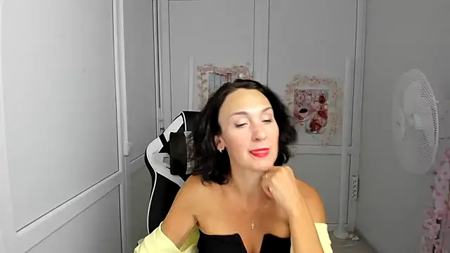 OliviaKateee online show from July 1, 2026, 12:05 pm