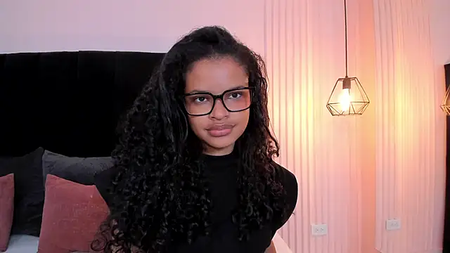 Snapshot of estefa_rose chatting on July 7, 2026, 5:49 pm estefa rose online show from July 7, 2026, 5:49 pm