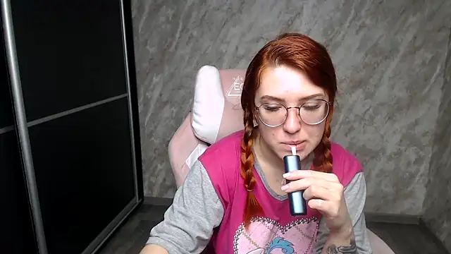 Snapshot of Reginasmilee chatting on February 1, 2026, 3:38 am Reginasmilee online show from February 1, 2026, 3:38 am