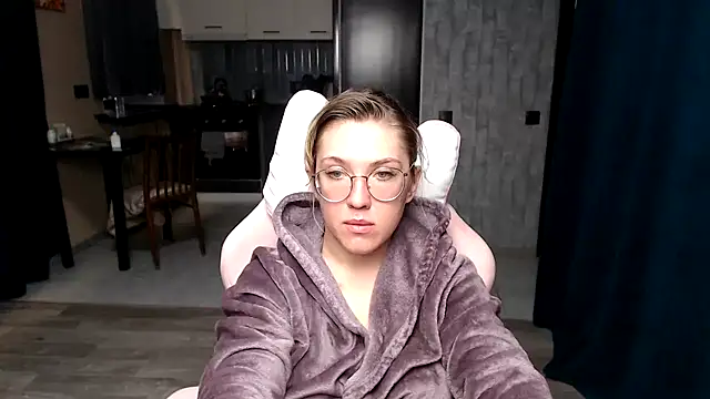 Reginasmilee online show from September 29, 2025, 1:28 pm