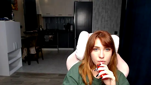 Reginasmilee online show from October 8, 2025, 4:19 pm