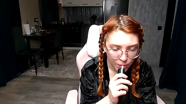 Reginasmilee online show from April 17, 2026, 2:36 am