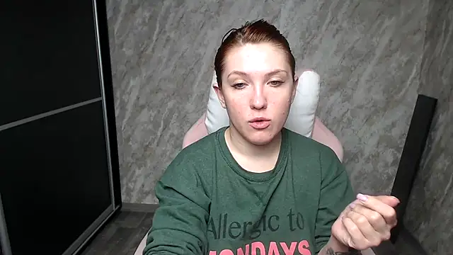 Snapshot of Reginasmilee chatting on February 19, 2026, 6:27 pm Reginasmilee online show from February 19, 2026, 6:27 pm