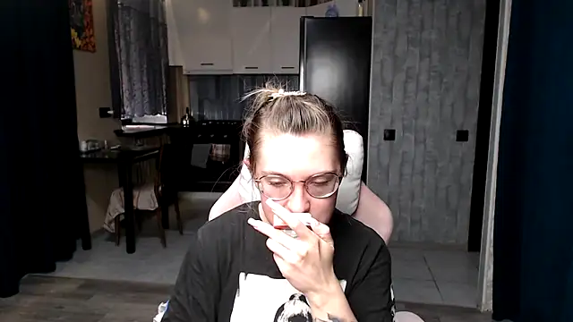 Reginasmilee online show from September 20, 2025, 1:49 pm