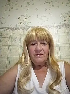 Snapshot of EmmaSwan555 chatting on July 7, 2026, 10:13 pm EmmaSwan555 online show from July 7, 2026, 10:13 pm