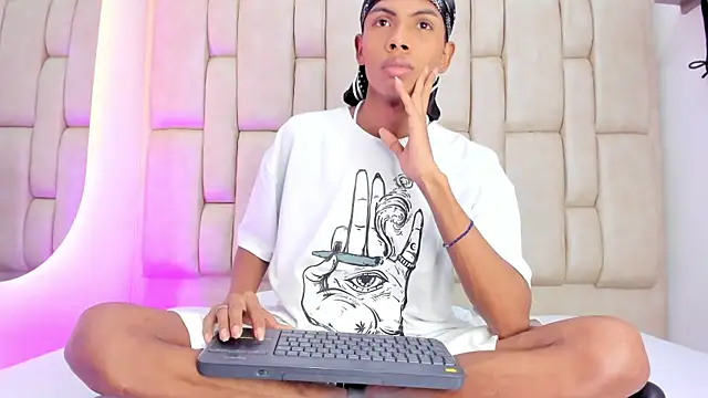 Snapshot of Cuteboyhenrik_os chatting on July 5, 2026, 4:19 am Cuteboyhenrik os online show from July 5, 2026, 4:19 am