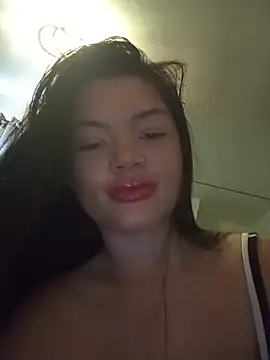 Snapshot of Curveyqueenn chatting on July 4, 2026, 1:04 pm Curveyqueenn online show from July 4, 2026, 1:04 pm