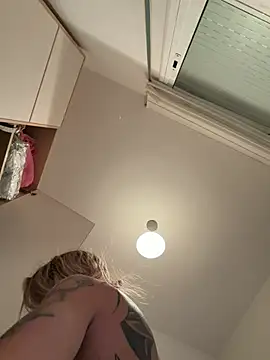 lunavelveett online show from July 11, 2026, 1:44 pm