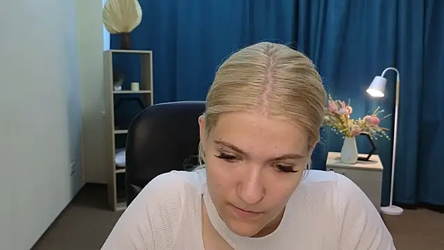 Snapshot of CammyYoula chatting on July 10, 2026, 4:01 am CammyYoula online show from July 10, 2026, 4:01 am