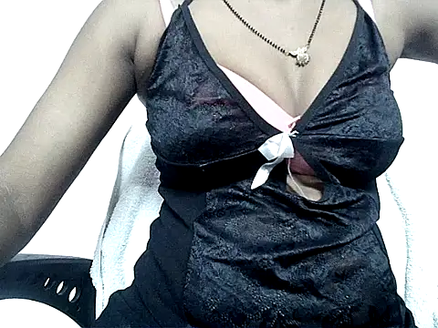 Hotradhika007 online show from July 13, 2026, 11:42 am
