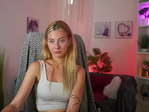 Snapshot of EmilySwann_ chatting on July 8, 2026, 1:45 pm EmilySwann online show from July 8, 2026, 1:45 pm