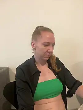 Snapshot of EmmaaFit chatting on July 16, 2026, 4:59 pm EmmaaFit online show from July 16, 2026, 4:59 pm