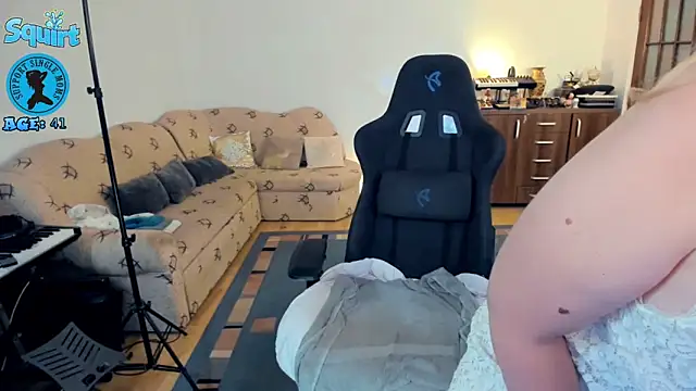 WhitneyLynn online show from November 10, 2025, 1:43 am