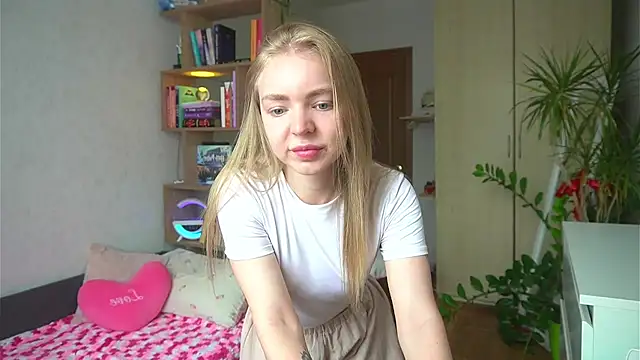 Snapshot of Emilyemmi chatting on July 18, 2026, 7:28 am Emilyemmi online show from July 18, 2026, 7:28 am
