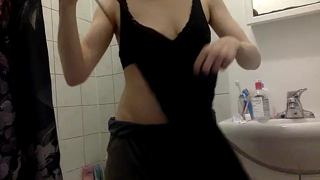 Snapshot of laetitia_xo chatting on August 6, 2026, 12:27 am laetitia xo online show from August 6, 2026, 12:27 am