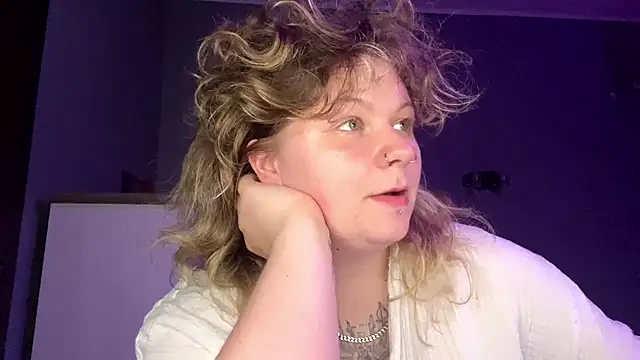 AlinaSexyTeen online show from August 4, 2026, 8:57 pm