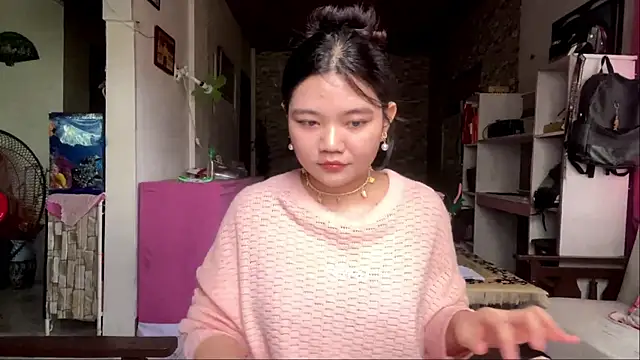 YasminMunir online show from August 3, 2026, 5:04 am