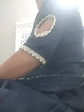 Snapshot of hey_pooja chatting on August 5, 2026, 2:44 pm hey pooja online show from August 5, 2026, 2:44 pm