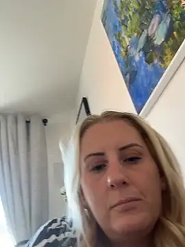 Snapshot of Elegant_Erin chatting on August 3, 2026, 11:27 am Elegant Erin online show from August 3, 2026, 11:27 am