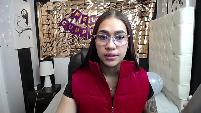 Snapshot of zoee_muller chatting on August 4, 2026, 8:02 pm zoee muller online show from August 4, 2026, 8:02 pm