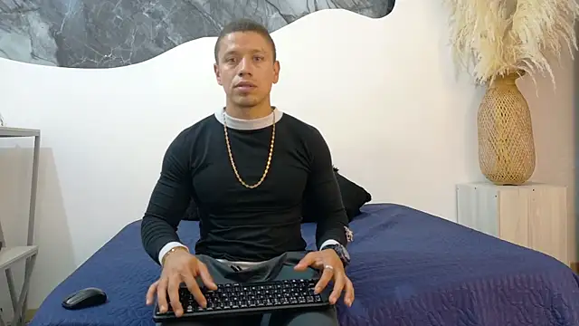 Snapshot of Thiago_16 chatting on August 5, 2026, 3:33 am Thiago 16 online show from August 5, 2026, 3:33 am