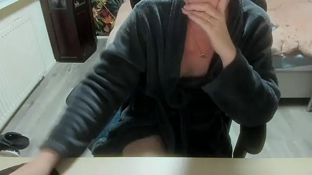 minoesje37 online show from February 5, 2026, 8:59 pm