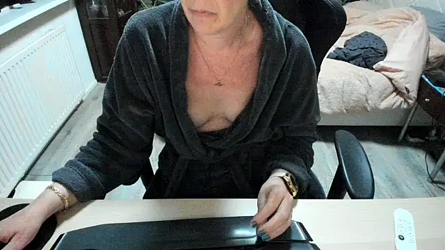 minoesje37 online show from March 16, 2025, 8:32 pm