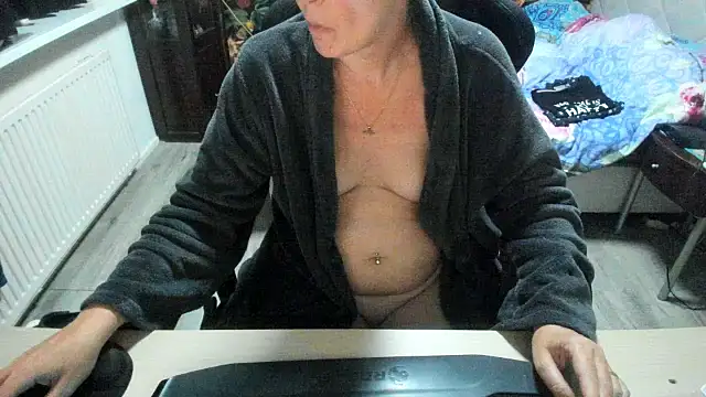 minoesje37 online show from September 27, 2025, 7:53 pm