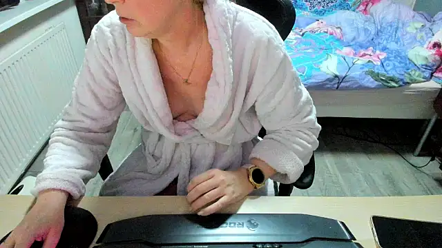 minoesje37 online show from March 3, 2025, 8:43 pm