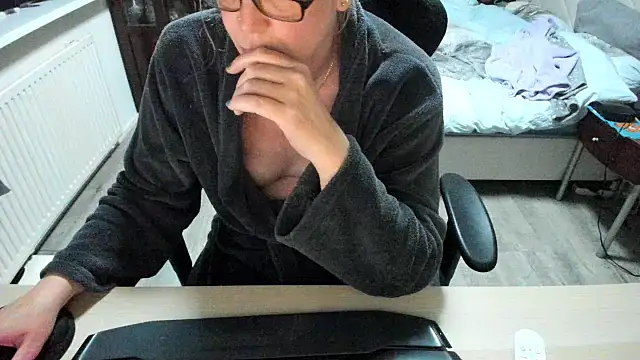 minoesje37 online show from March 19, 2025, 8:32 pm