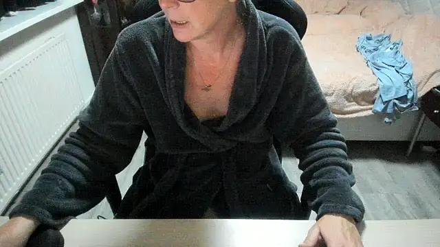 minoesje37 online show from November 3, 2025, 8:34 pm