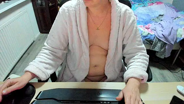 minoesje37 online show from March 6, 2025, 8:37 pm