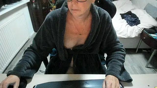 minoesje37 online show from September 23, 2025, 7:32 pm