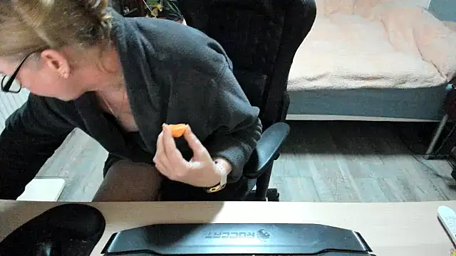 minoesje37 online show from February 25, 2025, 8:42 pm